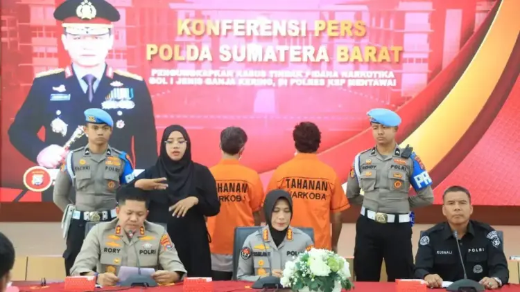 Bawa Kurma Isi Ganja, WNA Asal Brazil Ditangkap di Mentawai 1 WNA Brasil diamankan Polda Sumbar karena penyalahgunaan narkoba. (dok. istimewa)