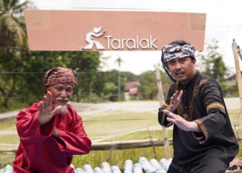 Wagub Sumbar Vasko Ruseimy sedang berlatih silek tradisional Minangkabau. (dok. adpsb)