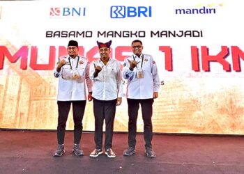 Wagub Vasko didampingi Ketua Umum IKM Andre Rosiade dan Sekjend Braditi Moulevey di Munas I Ikatan Keluarga Minang. (dok. adpsb)