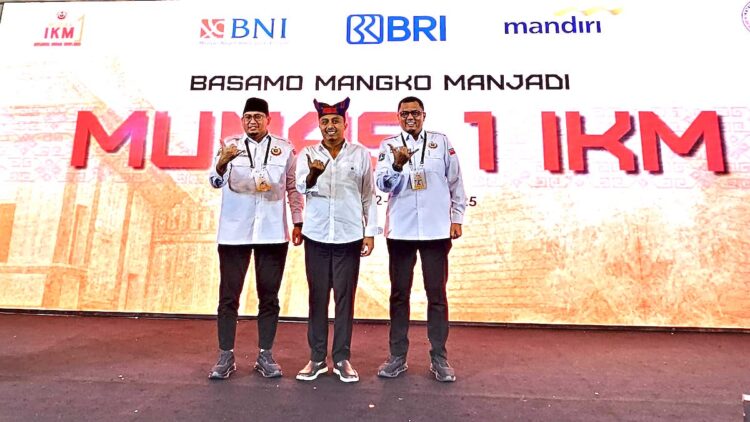 Wagub Vasko didampingi Ketua Umum IKM Andre Rosiade dan Sekjend Braditi Moulevey di Munas I Ikatan Keluarga Minang. (dok. adpsb)