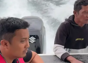 Wagub Vasko hadang troll laut dengan nelayan Air Bangis, Pasbar. (dok. Istimewa)