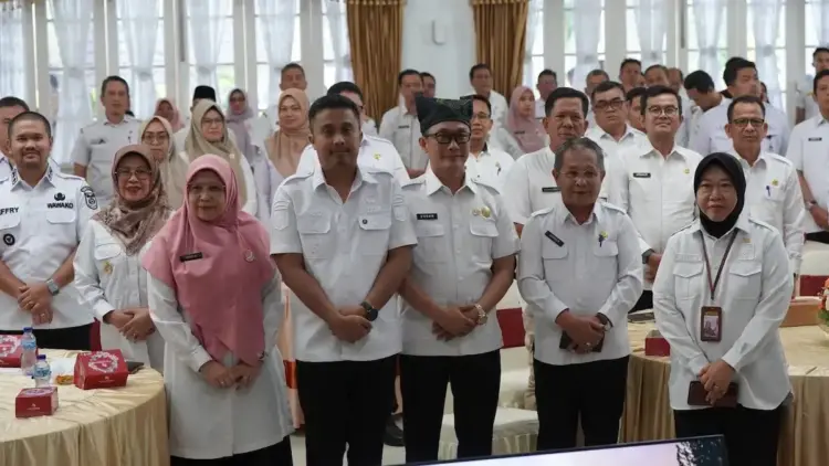 Birokrasi Sumbar Diupgrade! Pemerintah Pusat dan Daerah Sepakat Tingkatkan Kualitas ASN 1 Wagub Sumbar Vasko Ruseimy saat rakor kepegawaian di Auditorium Gubernur. (dok. adpsb)