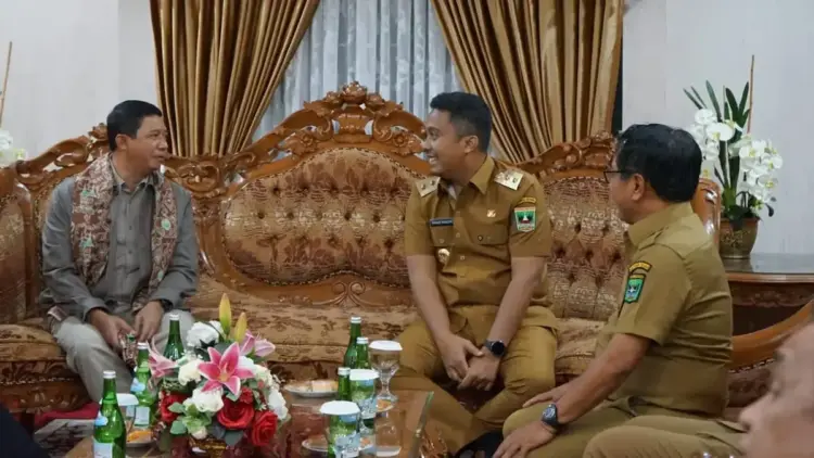 Wagub Vasko sambut kedatangan Kepala BNPB. (dok. adpsb)