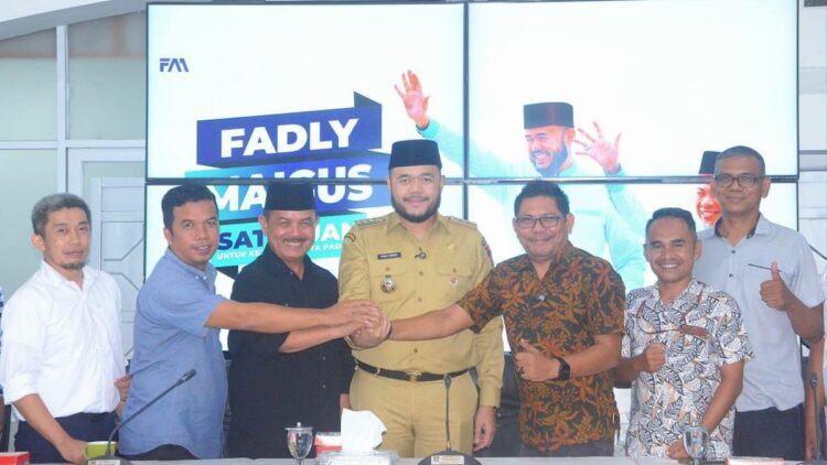 Pemko Padang akan Tertibkan Hiburan Orgen Tunggal yang Beroperasi hingga Larut Malam 1 Wako Fadly Amran bersama LKAAM dan pemilik usaha orgen tunggal. (dok. Prokopim)
