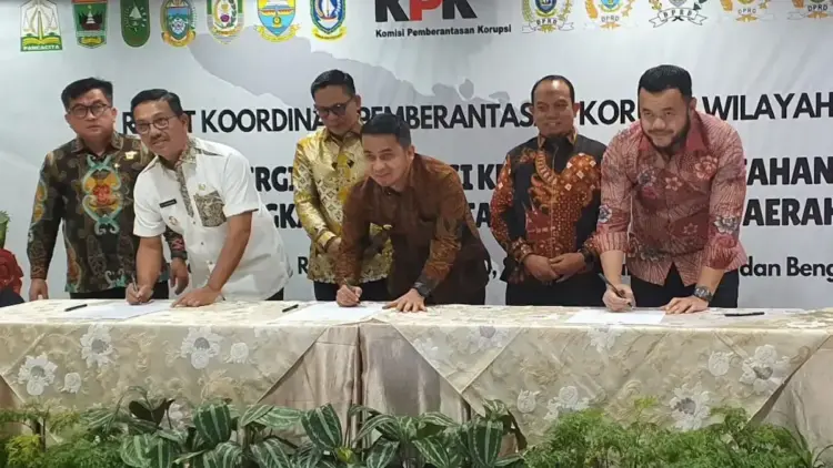 Wako Fadly Amran ikut menandatangani program penguatan dan sinergi KPK dengan pemerintah daerah. (dok. Prokopim)