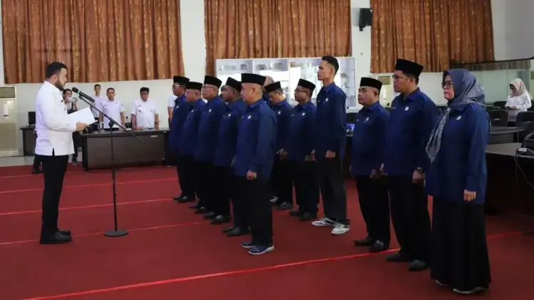 Wako Fadly Amran lantik pengurus FKUB Kota Padang. (dok. Prokopim)