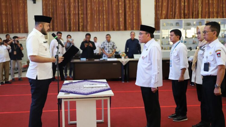 Wako Fadly Amran lantik tim TKPK Kota Padang. (dok. Prokopim)