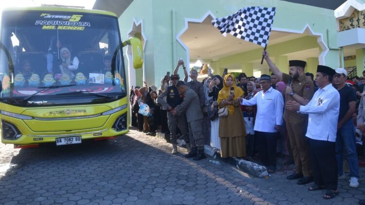 Wali Kota Padang Fadly Amran Lepas CJH Kloter 14 Padang ke Tanah Suci 1 Wako Fadly Amran lepas keberangkatan JCH kloter 14 ke Tanah Suci. (dok. Prokopim)