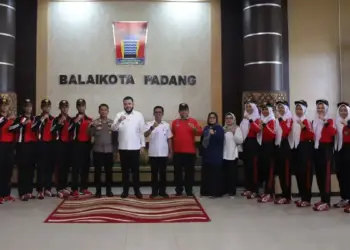 Wako Fadly Amran melepas anggota Paskibraka tingkat Kota Padang ke seleksi tingkat provinsi. (dok. Prokopim)