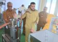 Wako Fadly Amran akan Optimalkan Fungsi Sentra Rendang Sebagai Rumah Wirausaha IKM 4 Wako Fadly Amran melihat suasana di Sentra Rendang. (dok. Prokopim)