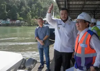 Wako Fadly Amran mengecek kondisi pelabuhan Pelindo 2 di kawasan Muaro Padang. (dok. Prokopim)