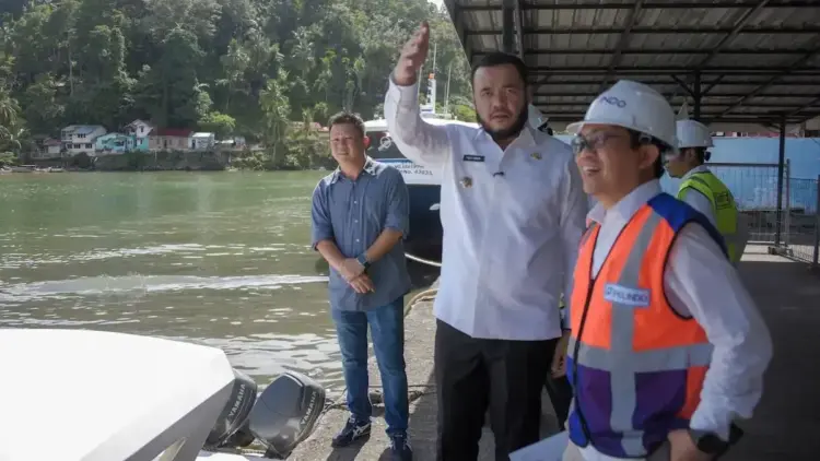 Wako Fadly Amran mengecek kondisi pelabuhan Pelindo 2 di kawasan Muaro Padang. (dok. Prokopim)