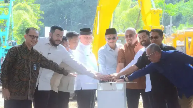 Wako Fadly Amran saat bersama rombongan Menteri PU dan dua anggota DPR yang turut hadir dalam peninjauan proyek strategis di Sumbar. (dok. istimewa)