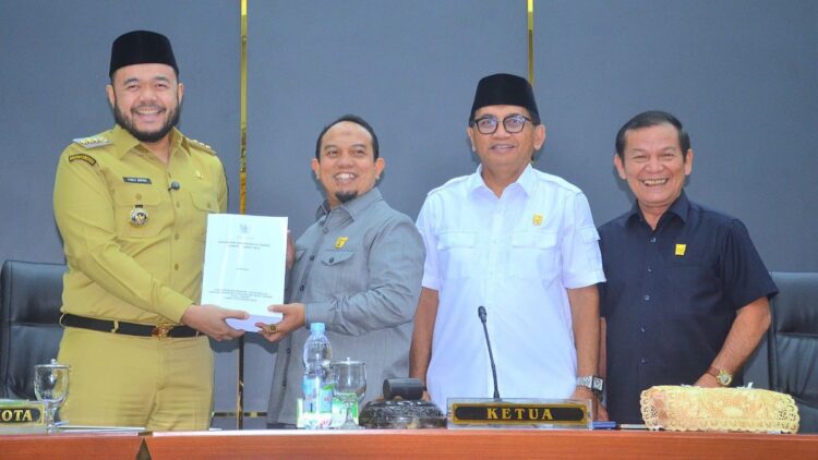 Wako Fadly Amran sampai Ranperda Pertanggungjawaban TA 2024 kepada DPRD Padang. (dok. Prokopim)