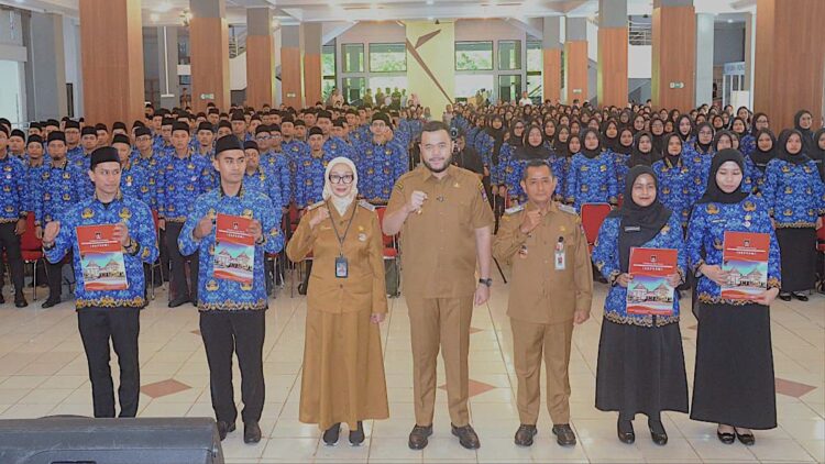 Wako Fadly Amran serahkan ratusan SK CPNS Pemko Padang. (dok. Prokopim)