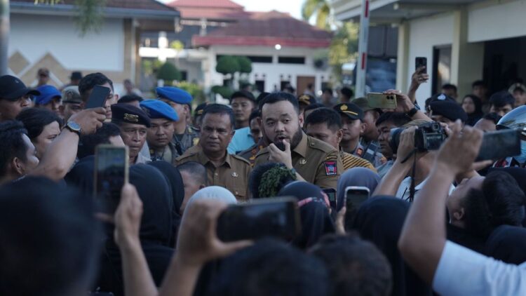 Temui PKL Permindo yang Berdemo di Rumdis, Wako Fadly Amran: Harus Masuk ke Fase VII 1 Wako Fadly Amran temui PKL Permindo yang berdemo di rumah dinasnya. (dok. Prokopim)