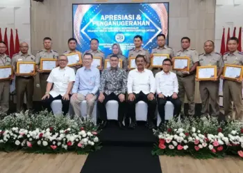 Anugerahkan WTAB ke 11 Kantor Pertanahan, Wamen Ossy Tegaskan Birokrasi Bersih dan Berintegritas 2 Wamen Ossy anugrahkan WTUB untuk 11 Kantor Pertanahan. (dok. ATR/BPN)