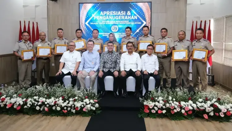 Wamen Ossy anugrahkan WTUB untuk 11 Kantor Pertanahan. (dok. ATR/BPN)