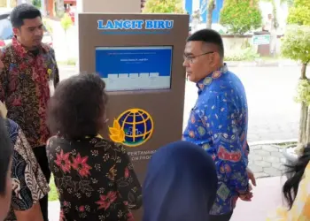 Wamen Ossy mengecek layanan pembuatan sertifikat elektronik di Kantah Kulon Progo. (dok. ATR/BPN)