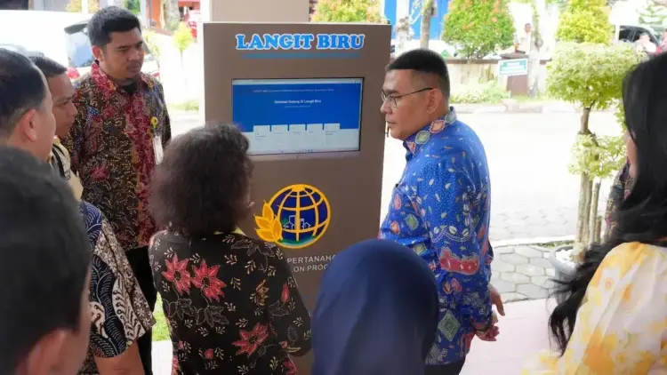 Wamen Ossy mengecek layanan pembuatan sertifikat elektronik di Kantah Kulon Progo. (dok. ATR/BPN)
