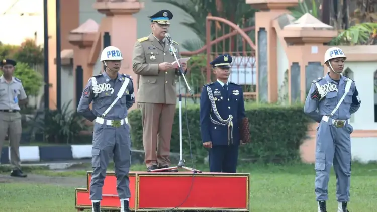 Wamen Ossy Darmawan pimpin apel pagi di Sekolah. Tinggi Pertanahan Nasional (STPN), Yogyakarta. (dok. ATR/BPN)