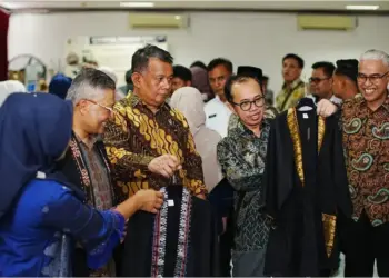 Wamen UMKM melihat produk salah satu pelaku usaha lokal yang ditampilkan dalam acara entrepreneur hub di Unand. (dok. Unand)