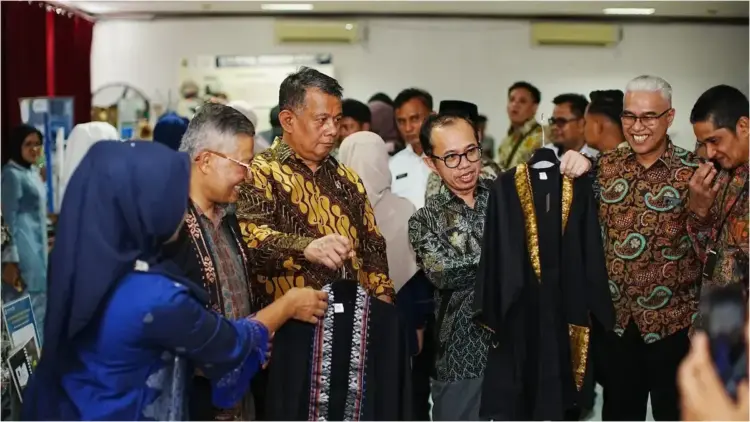 Sumbar Layak Jadi Proyek Percontohan Pengembangan Kewirausahaan Nasional 1 Wamen UMKM melihat produk salah satu pelaku usaha lokal yang ditampilkan dalam acara entrepreneur hub di Unand. (dok. Unand)