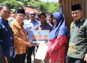 Kunjungi Korban Kebakaran di Kuranji, Wawako Maigus Nasir Serahkan Bantuan Rp11 Juta