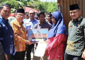 Wawako Maigus Nasir kunjungi korban kebakaran di Kuranji dan menyerahkan bantuan. (dok. istimewa)