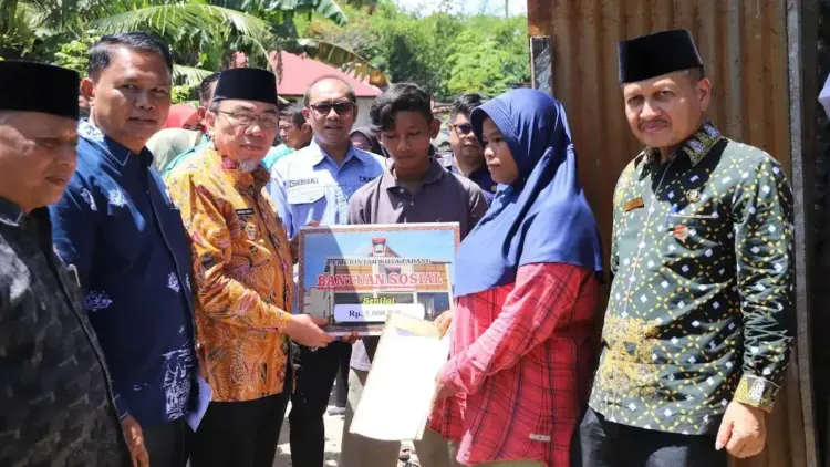 Kunjungi Korban Kebakaran di Kuranji, Wawako Maigus Nasir Serahkan Bantuan Rp11 Juta 1 Wawako Maigus Nasir kunjungi korban kebakaran di Kuranji dan menyerahkan bantuan. (dok. istimewa)