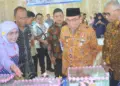 Wawako Maigus Nasir melihat proses lomba pengolahan pangan lokal di Palanta Wali Kota. (dok. Prokopim)