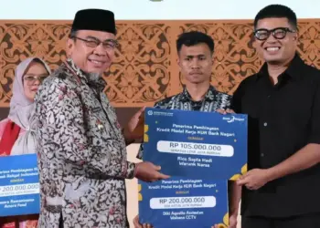 Wawako Maigus Nasir menyerahkan bantuan KUR Bank Nagari untuk konten kreator dan pengusaha muda Rico Minanglipp dengan usaha Warunk Naras. (dok. Prokopim)