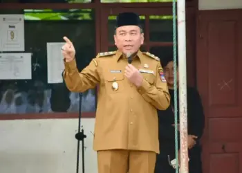 Wawako Maigus Nasir pimpin upacara di SMPN 23 Padang. (dok. adpsb)