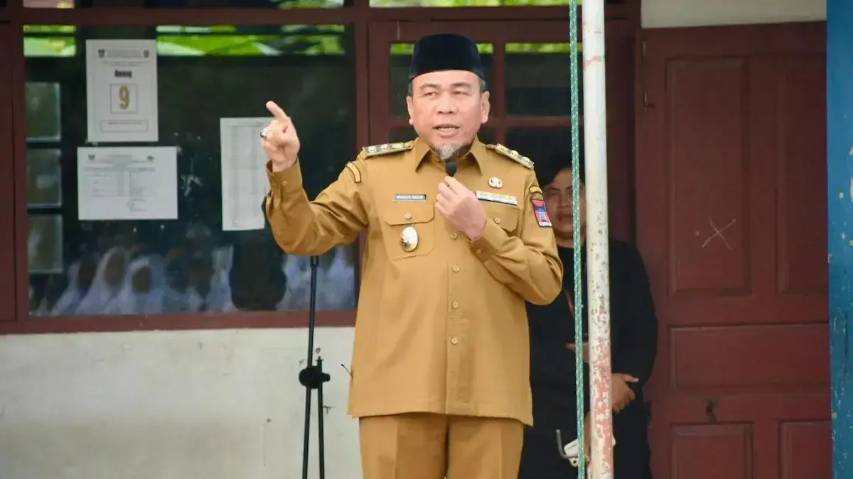 Wawako Maigus Nasir pimpin upacara di SMPN 23 Padang. (dok. adpsb)