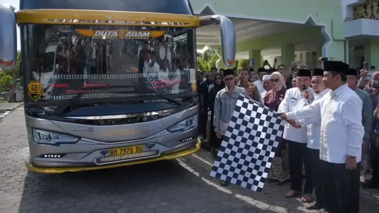 Wawako Padang Maigus Nasir lepas calon jemaah haji kloter 1 Kota Padang. (dok. Prokopim)