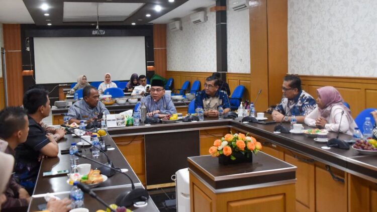 Wawako Maigus Nasir Tegaskan Pentingnya Sinergi untuk Penyelesaian Infrastruktur Jalan dan Pengendalian Banjir 1 Wawako Padang bertemu Kepala Badan Pelaksana Jalan Nasional. (dok. Prokopim)