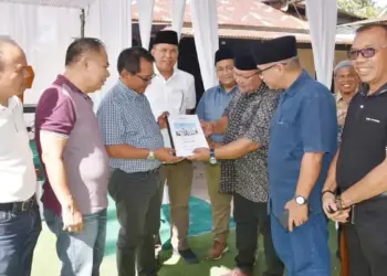 Wawako Pariaman Mulyadi dampingi DPP PDKP serahkan bantuan masjid. (dok. istimewa)