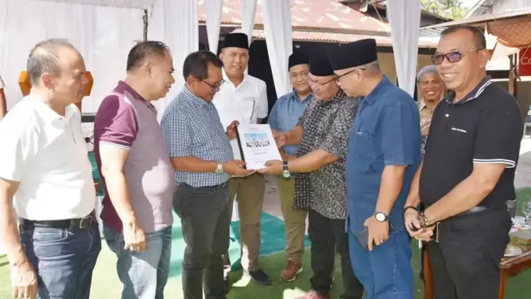 Wawako Pariaman Mulyadi dampingi DPP PDKP serahkan bantuan masjid. (dok. istimewa)