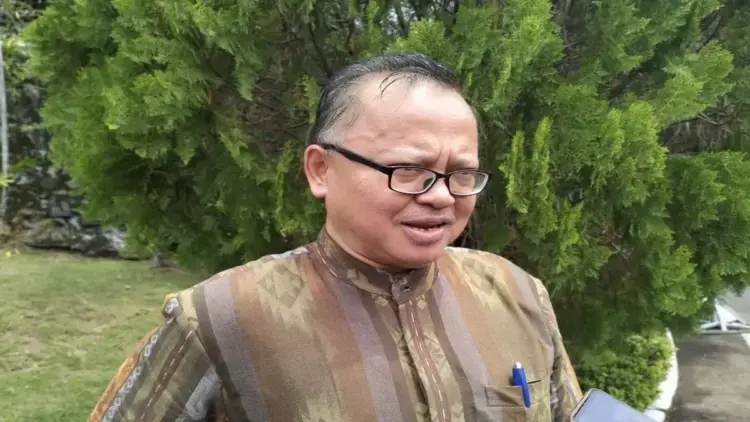 Kepala Dinas Tenaga Kerja dan Transmigrasi Provinsi Sumbar Nizam Ul Muluk saat diwawancarai di Padang, Kamis (1/5/2025). ANTARA/Muhammad Zulfikar