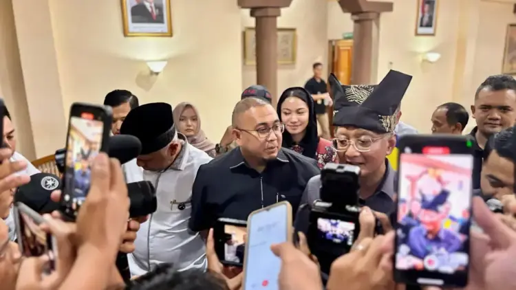 Andre Rosiade mendampingi Menteri PU Dody Hanggodo saat berkunjung ke Sumbar. (Foto: Dok. Ist)