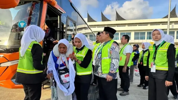 Jemaah Haji Asal Padang Dirujuk ke RS di Madinah usai Alami Sesak Napas di Pesawat 1 Kepala Kantor Wilayah Kementerian Agama Provinsi Sumbar Mahyudin ikut melepas keberangkatan calon jamaah haji asal Kota Padang di Bandara Internasional Minangkabau. (Antara/HO-Humas Kementerian Agama Provinsi Sumbar)