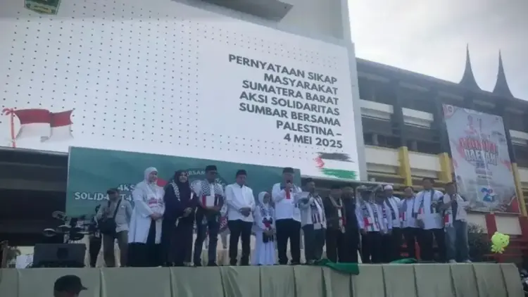 Masyarakat dan Ormas Sumbar Nyatakan 10 Sikap Tegas Bela Palestina, Kecam Kekejaman Zionis Israel 1 Gubernur Sumbar Mahyeldi bersama sejumlah pimpinan ormas dan tokoh Sumbar menyampaikan pernyataan sikap atas kondisi di Palestina, Minggu (4/5/2025). Antara/HO-warga