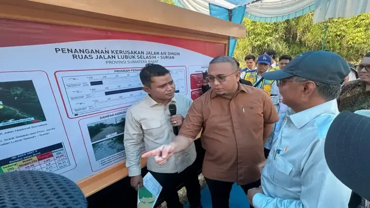 Bersama Menteri PU Tinjau Rencana Perbaikan Jalan Air Dingin, Andre Rosiade: Kita Sepakat Bikin Jalan Baru 1 Andre Rosiade bersama Menteri PU Dody Hanggodo dan Bupati Solok Jon Firman Pandu saat meninjau Jalan Air Dingin. (Foto: Dok. Ist)