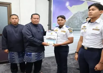 Wako Pariaman Serahkan SK PNS dan CPNS Baru, Ajak Patuhi Disiplin dalam Tugas