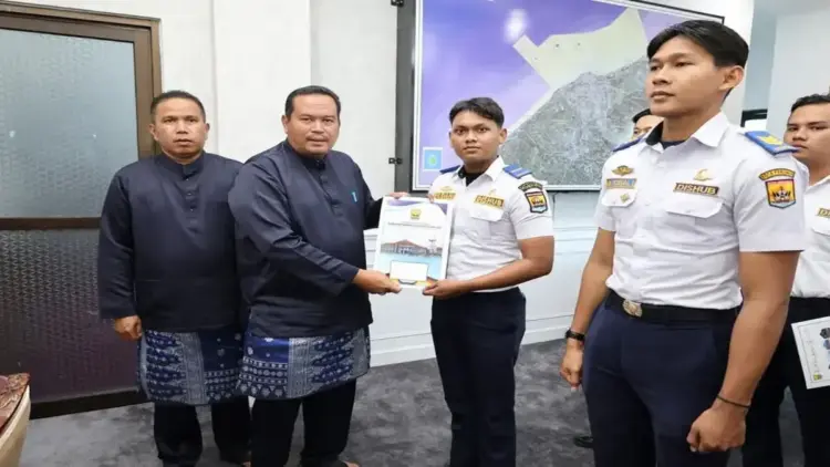 Wako Pariaman Serahkan SK PNS dan CPNS Baru, Ajak Patuhi Disiplin dalam Tugas 1 Wako Pariaman menyerahkan SK pengangkatan PNS STTD. (Foto: Dok. Ist)