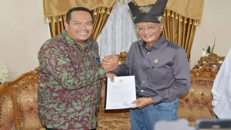 Bertemu Menteri PU, Wako Pariaman Sampaikan 6 Proposal Pembangunan 1 Wako Pariaman menyerahkan proposal pembangunan saat bertemu Menteri PU Dody Hanggodo. (Foto: Ist)