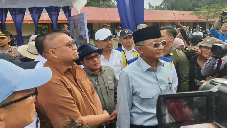 Bantu Percepat Pembangunan, Andre Rosiade akan Temui Presiden Prabowo Tambah Anggaran Sabo Dam Gunung Marapi 1 Andre Rosiade bersama Menteri PU meninjau pembangunan sabo dam untuk antisipasi banjir lahar dingin Marapi. (Foto: Dok. Ist)