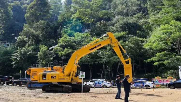 Serap Banyak Tenaga Kerja, Fly Over Sitinjau Lauik Diyakini Dongkrak Ekonomi Sumbar 1 Satu unit alat berat disiagakan untuk memulai pengerjaan Jalan Layang Sitinjau Lauik di Kota Padang, Sumatera Barat. ANTARA/Muhammad Zulfikar