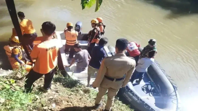 Warga Agam Hilang di Kebun Sawit, Tim Gabungan Sisir Sungai dan Perkebunan 1 Tim gabungan Pemkab Agam sedang mencari korban hilang di sungai. Dok ANTARA/HO/BPBD Agam