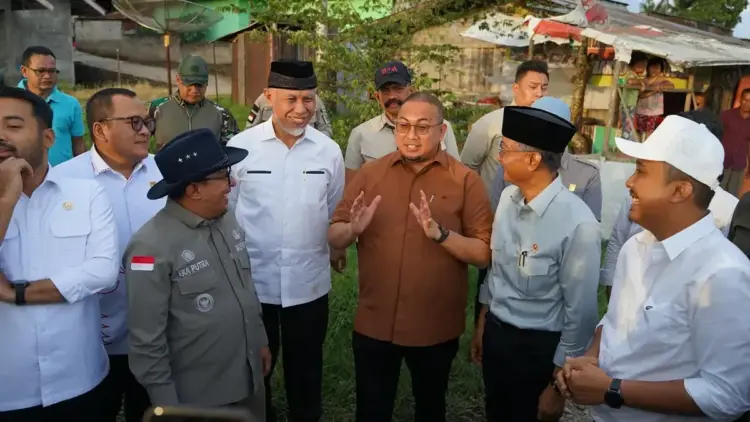 Boyong Menteri PU Tinjau Langsung, Andre Rosiade: Perbaikan Jalan Viral Lintau-Payakumbuh Dikerjakan 2025 1 Andre Rosiade bersama Menteri PU dan pejabat di Sumbar meninjau jalan Lintau-Payakumbuh. (Foto: Dok. Ist)
